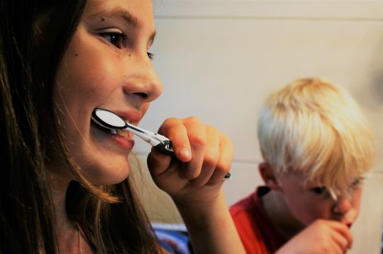 Le brossage des dents est un soin personnel qui peut être un défi pour la personne ayant des particularités sensorielles car il peut stimuler le goût, le toucher, l’odorat, la proprioception, l’ouïe, la vue et le vestibulaire. 