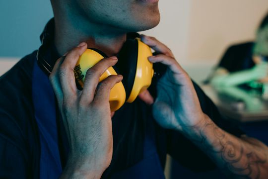 L’ergothérapeute peut évaluer les particularités sensorielles de la personne et réfléchir à la mise en place d’adaptation ou de solutions environnementales, tel que le casque antibruit.