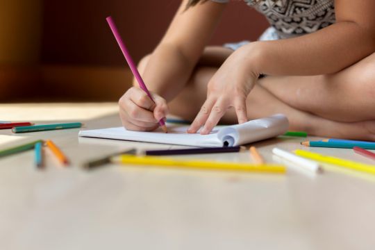 L’ergothérapeute peut évaluer la prise du crayon, le pré-graphisme, le graphisme, la posture afin d’améliorer la performance occupationnelle de l’enfant.