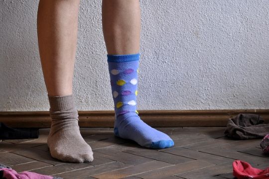 L’ergothérapeute peut travailler des compétences, par exemple la motricité fine / globale ou l’organisation, afin de favoriser l’habillage, la fermeture éclair, les lacets, les boutons,…