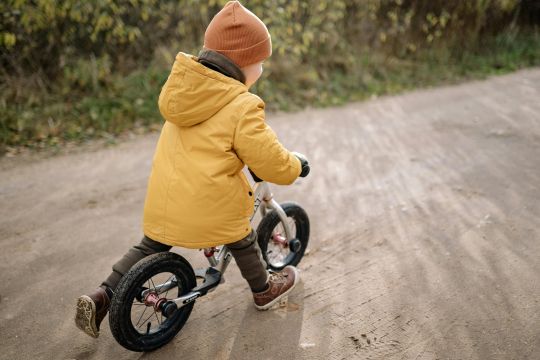 La draisienne et le vélo, moyens de déplacement impliquant plusieurs compétences dont la motricité, la coordination, les fonctions exécutives (cognition).